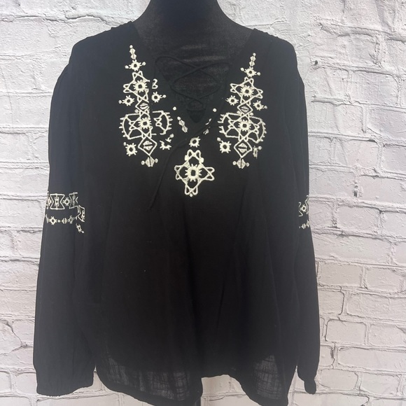 Old Navy embroidered poet black blouse medium - Picture 3 of 8